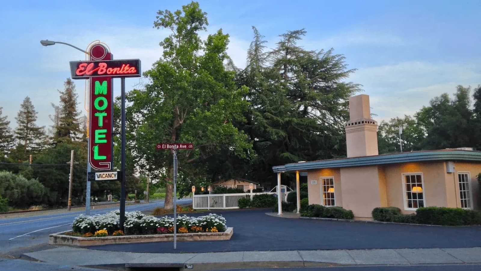 El Bonita Motel with vacancy sign