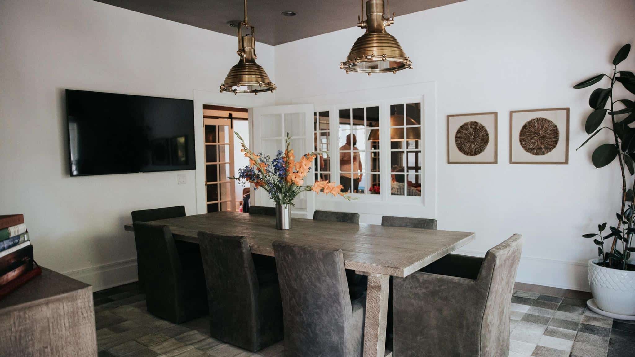Modern dining room with table, chairs, and décor